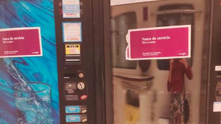 En tren, a 40º, sin agua en la máquina expendedora y sin aire acondicionado En tren, a 40º, sin agua en la máquina expendedora y sin aire acondicionado