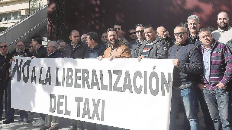 Los taxistas rechazan la oferta de Fomento para regularizar las VTC Los taxistas rechazan la oferta de Fomento para regularizar las VTC
