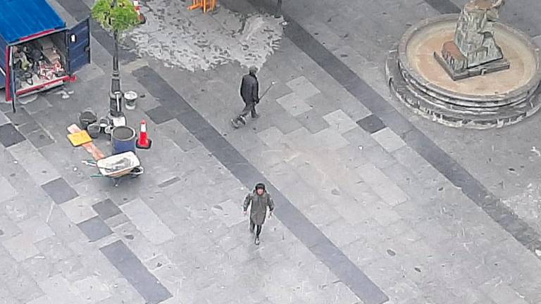 Baldosas con tamaños y colores incorrectos en la Plaza Deán Mazas: “¿Tanto cuesta hacer las cosas bien?” Baldosas con tamaños y colores incorrectos en la Plaza Deán Mazas: “¿Tanto cuesta hacer las cosas bien?”