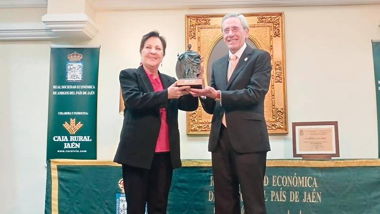 Ovación a Carmen Linares, una jiennense por bandera Ovación a Carmen Linares, una jiennense por bandera