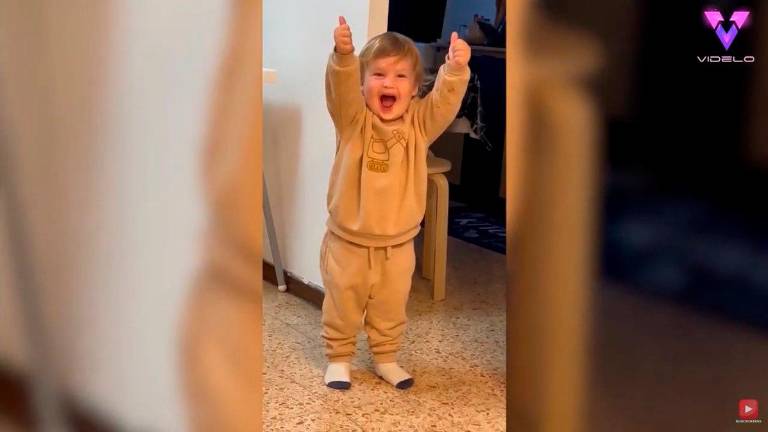 Alegría de un niño tras aprender a hacer el pulgar hacia arriba Alegría de un niño tras aprender a hacer el pulgar hacia arriba