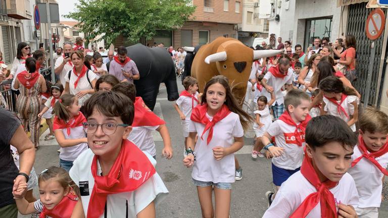 Cornadas, carreras y muchas risas en los San Locubines 2025 Cornadas, carreras y muchas risas en los San Locubines 2025