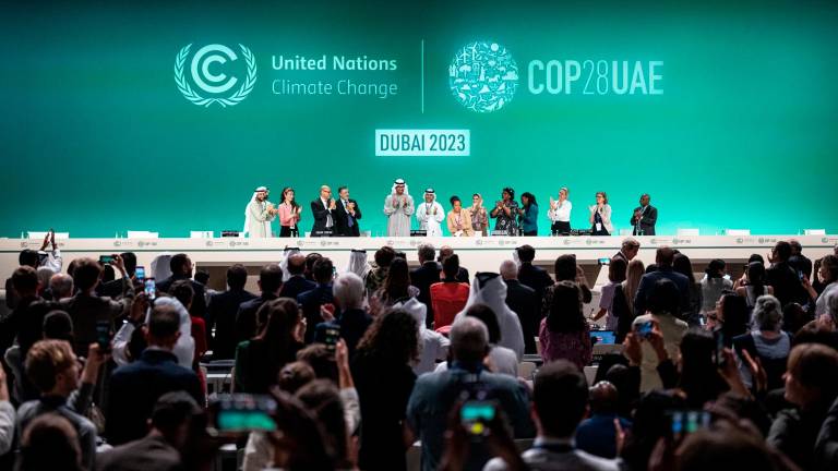 La cumbre del clima llega a un acuerdo de transición para abandonar los combustibles fósiles La cumbre del clima llega a un acuerdo de transición para abandonar los combustibles fósiles