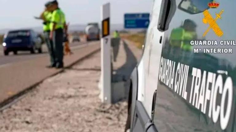 Cuatro heridos al volcar un autobús escolar en un accidente en la carretera A-342 en Cabra Cuatro heridos al volcar un autobús escolar en un accidente en la carretera A-342 en Cabra