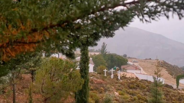 Lluvia que ‘cura’ en la cueva del santo Custodio en Hoya del Salobral Lluvia que ‘cura’ en la cueva del santo Custodio en Hoya del Salobral
