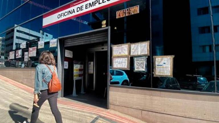 El paro sube en 24.826 personas tras cinco meses de descensos y vuelve a pasar de 2,7 millones El paro sube en 24.826 personas tras cinco meses de descensos y vuelve a pasar de 2,7 millones