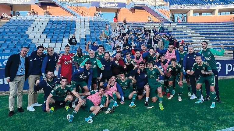 La plantilla y el cuerpo técnico del Linares Deportivo celebran su triunfo ante el Recreativo de Huelva.