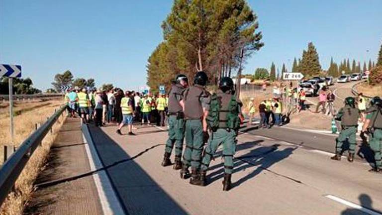 Olivareros cortan una hora la A-4 en Navas de Tolosa por la subida de costes Olivareros cortan una hora la A-4 en Navas de Tolosa por la subida de costes