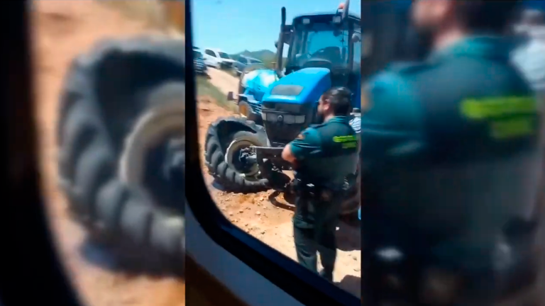 Un tren arrolla a un tractor en un paso a nivel en Cabra del Santo Cristo Un tren arrolla a un tractor en un paso a nivel en Cabra del Santo Cristo