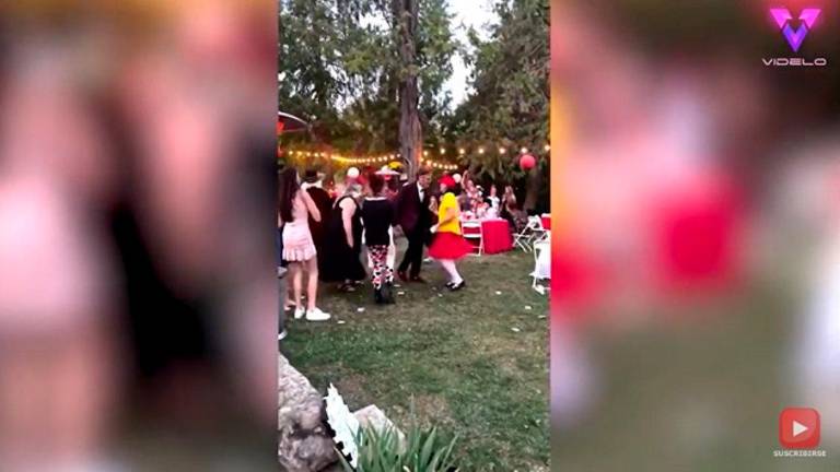 Una pareja se casa en una boda inspirada en Alicia en el País de las Maravillas Una pareja se casa en una boda inspirada en Alicia en el País de las Maravillas