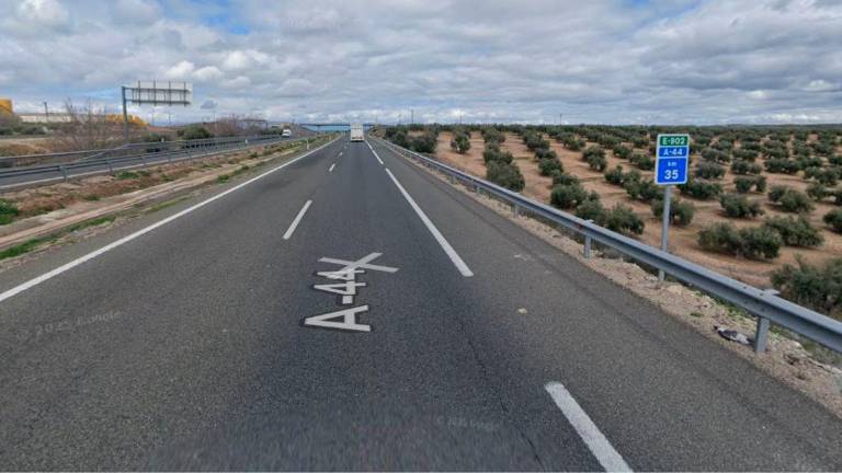 Muere un hombre en la colisión entre una furgoneta, un turismo y una moto en la A-44 Muere un hombre en la colisión entre una furgoneta, un turismo y una moto en la A-44