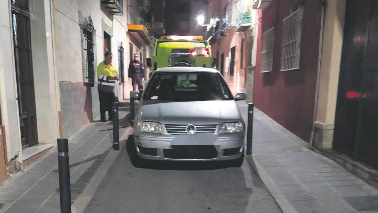 La Policía retira un coche en mitad de la calzada La Policía retira un coche en mitad de la calzada
