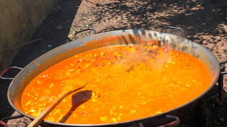 Arroz a fuego vivo en la aldea Arroz a fuego vivo en la aldea