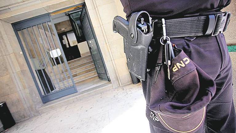 Dos detenidos por robar un móvil en un parque Dos detenidos por robar un móvil en un parque