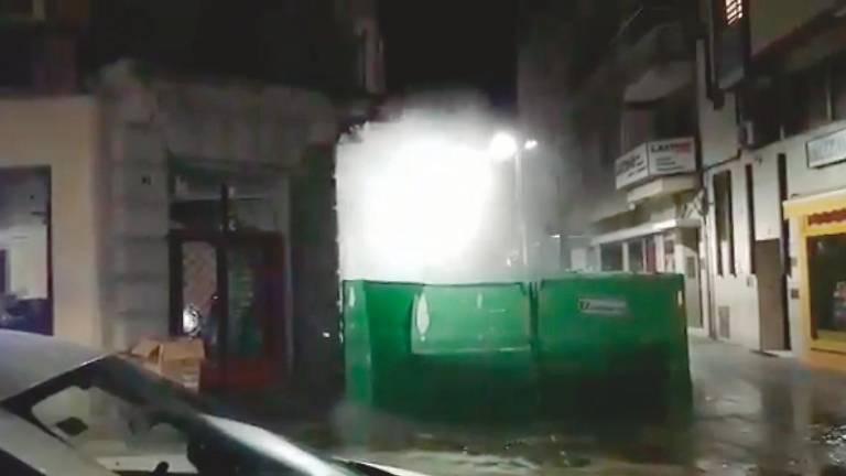 Rotura de una tuberíaen la calle San Clemente Rotura de una tuberíaen la calle San Clemente
