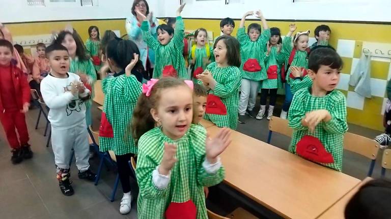 Más de 100 alumnos del colegio Alfonso Sancho cantan ‘Cumpleaños feliz’
