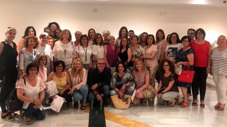 Entrega de diplomas a las participantes de los cursos del Centro de la Mujer Entrega de diplomas a las participantes de los cursos del Centro de la Mujer