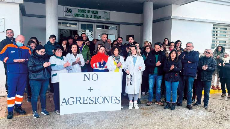 Los sanitarios en Santiago de la Espada gritan: “¡Basta ya!” Los sanitarios en Santiago de la Espada gritan: “¡Basta ya!”