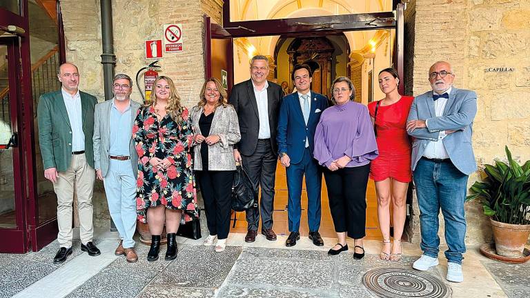 Autoridades e integrantes de Autismo Jaén a la entrada de la capilla del Antiguo Hospital San Juan de Dios. / N. Guzguti / Diario JAÉN. 