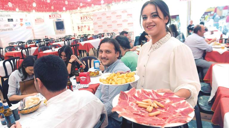 Migas y paellas, entre los manjares más demandados en una feria con sello andaluz Migas y paellas, entre los manjares más demandados en una feria con sello andaluz
