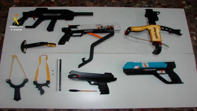 Intervenidas pistolas-ballesta de fabricación casera en Sevilla para su venta ‘online’ Intervenidas pistolas-ballesta de fabricación casera en Sevilla para su venta ‘online’