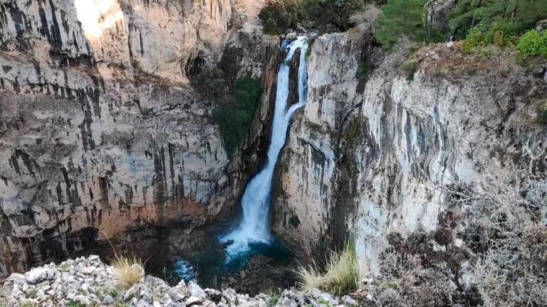 Como una gran postal de Navidad: Salto de los Órganos en el curso alto del Borosa Como una gran postal de Navidad: Salto de los Órganos en el curso alto del Borosa