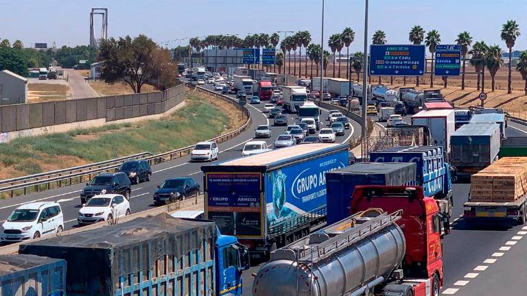 Retenciones kilométricas en el regreso a Sevilla por la A-4, la AP-4 y la N-IV Retenciones kilométricas en el regreso a Sevilla por la A-4, la AP-4 y la N-IV