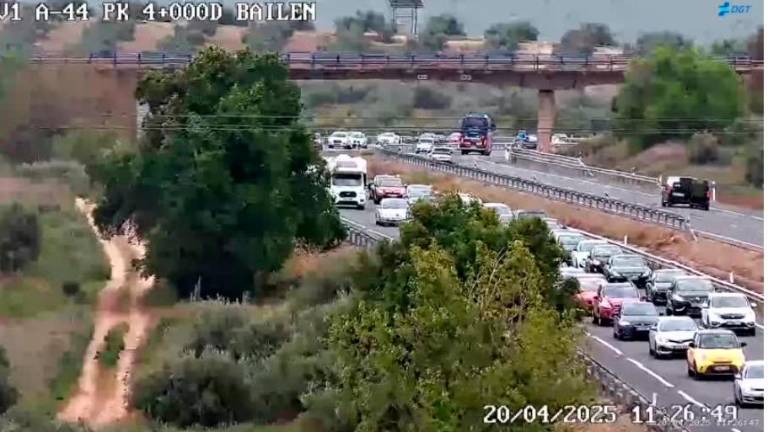 Retenciones en la A-4 y la A-44 a su paso por Bailén en plena operación salida Retenciones en la A-4 y la A-44 a su paso por Bailén en plena operación salida