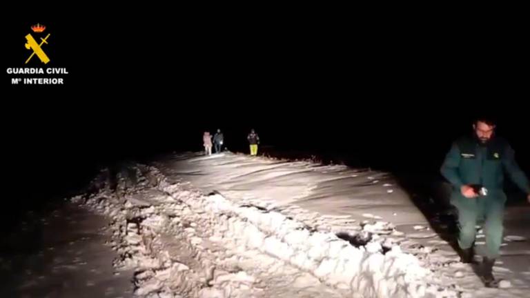 Rescatan a una familia que quedó atrapada por la nieve en los Campos de Hernán Pelea Rescatan a una familia que quedó atrapada por la nieve en los Campos de Hernán Pelea