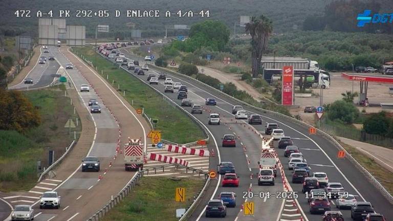 Retenciones en la A-4 y la A-44 a su paso por Bailén en plena operación salida Retenciones en la A-4 y la A-44 a su paso por Bailén en plena operación salida
