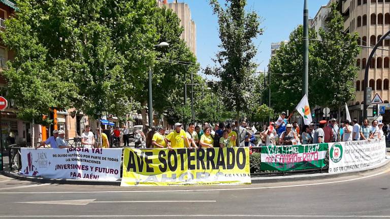 Jaén Merece Más protesta en Granada por el “aislamiento de Jaén” Jaén Merece Más protesta en Granada por el “aislamiento de Jaén”