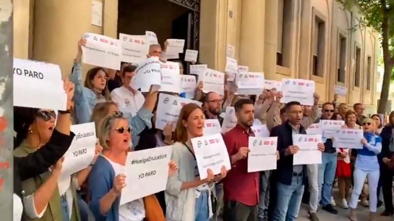 Funcionarios de Justicia se concentran y reclaman mejores condiciones laborales Funcionarios de Justicia se concentran y reclaman mejores condiciones laborales