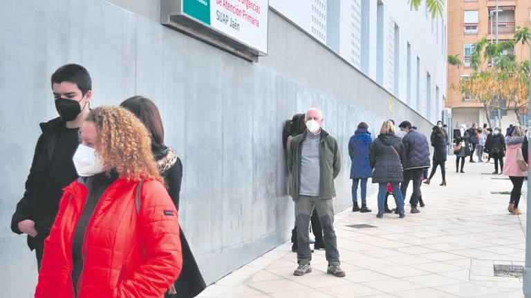 Colas en el Centro de Salud del Bulevar por un fin: tranquilidad Colas en el Centro de Salud del Bulevar por un fin: tranquilidad