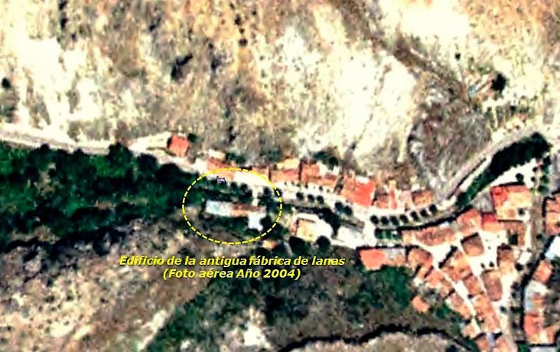 <i>Fotografía aérea del año 2004 donde se aprecia la edificación de la fábrica de lanas.</i> <i>Fotografía aérea del año 2004 donde se aprecia la edificación de la fábrica de lanas.</i>