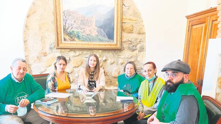 La villariega Lola Cañadas y sus dos hijos no se quedan al final en la calle La villariega Lola Cañadas y sus dos hijos no se quedan al final en la calle