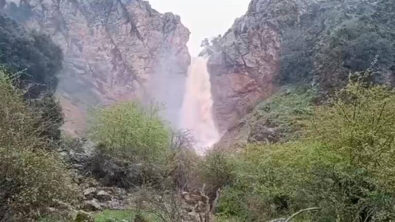 La impresionante cascada del Salto del Hoyo, rebosante de agua La impresionante cascada del Salto del Hoyo, rebosante de agua