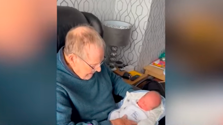 Este abuelo rompe a llorar al descubrir el nombre de su nieto Este abuelo rompe a llorar al descubrir el nombre de su nieto