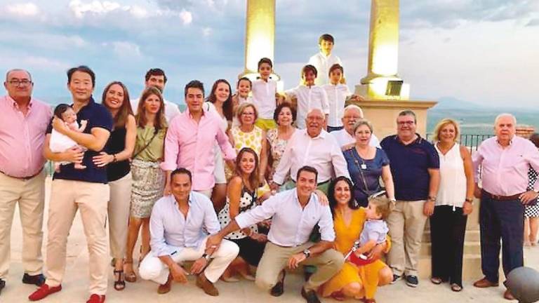 Homenajes, tradiciones y festejos Homenajes, tradiciones y festejos
