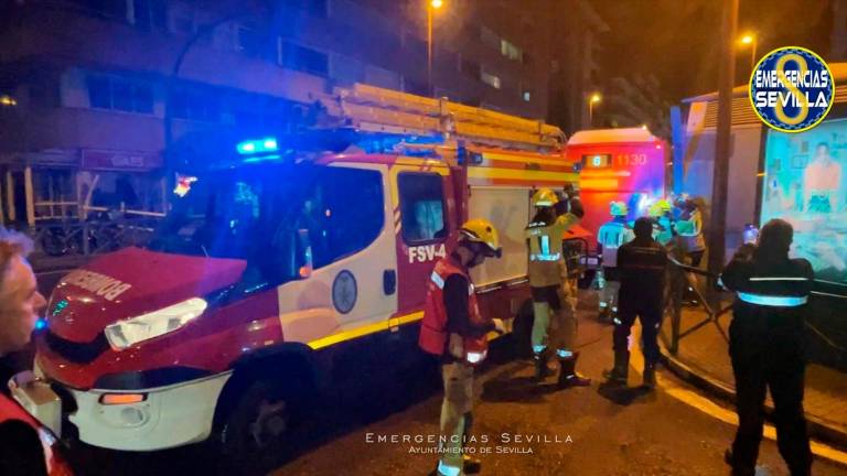 Cuatro heridos por la caída de una marquesina tras ser golpeada por un autobús en Sevilla Cuatro heridos por la caída de una marquesina tras ser golpeada por un autobús en Sevilla