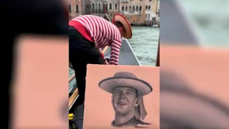 Maestría de un italiano para dibujar con su pistola de tatuar Maestría de un italiano para dibujar con su pistola de tatuar