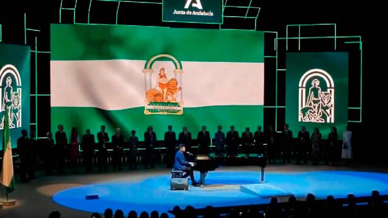 El Himno de Andalucía, al piano y la voz de Pablo López El Himno de Andalucía, al piano y la voz de Pablo López