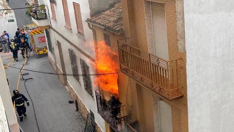 Salvan la vida a una mujer en Torredelcampo tras un incendio en su casa Salvan la vida a una mujer en Torredelcampo tras un incendio en su casa