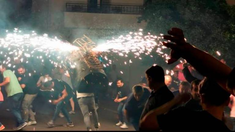 ¡Qué viene el toro de fuego! ¡Qué viene el toro de fuego!