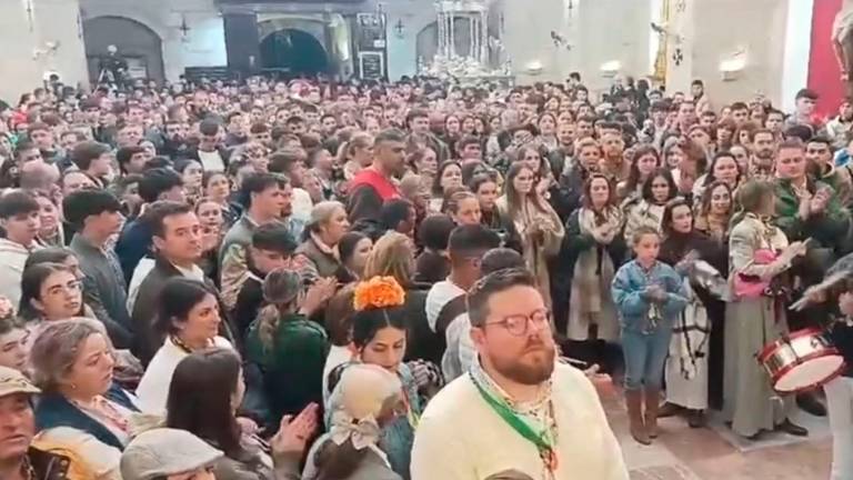 Morenita y pequeñita, la Virgen su rostro asoma...