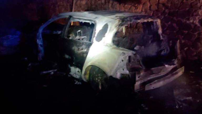 Arde un coche en la calle Antonio Díaz de la capital Arde un coche en la calle Antonio Díaz de la capital
