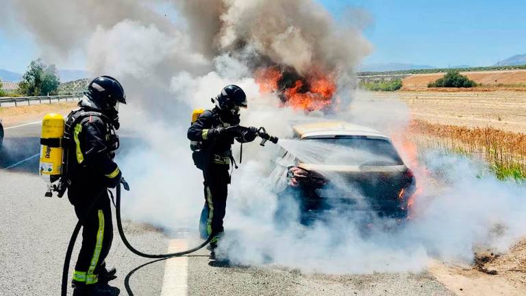 Investigan el incendio de un coche en la capital y no se descarta que sea intencionado Investigan el incendio de un coche en la capital y no se descarta que sea intencionado