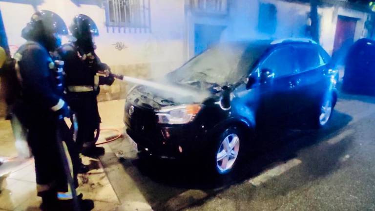Arde otro coche en la capital, esta vez en la Avenida de Barcelona Arde otro coche en la capital, esta vez en la Avenida de Barcelona