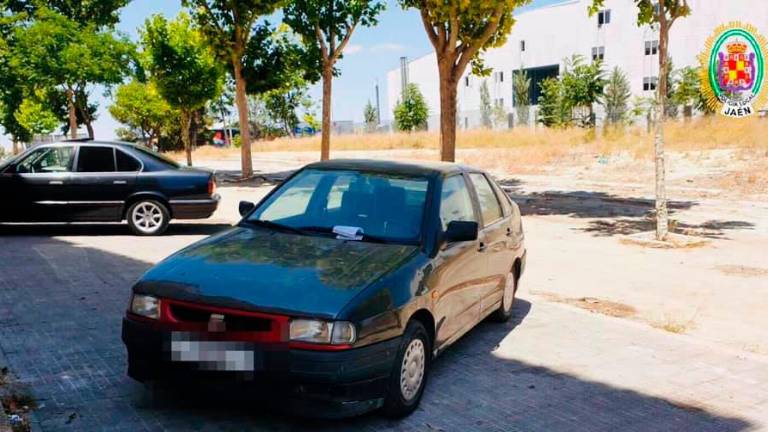 Retirada de un vehículo abandonado en la capital Retirada de un vehículo abandonado en la capital