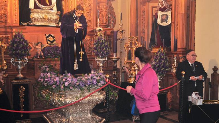 La cofradía de “El Abuelo” recupera el besapiés a Jesús La cofradía de “El Abuelo” recupera el besapiés a Jesús