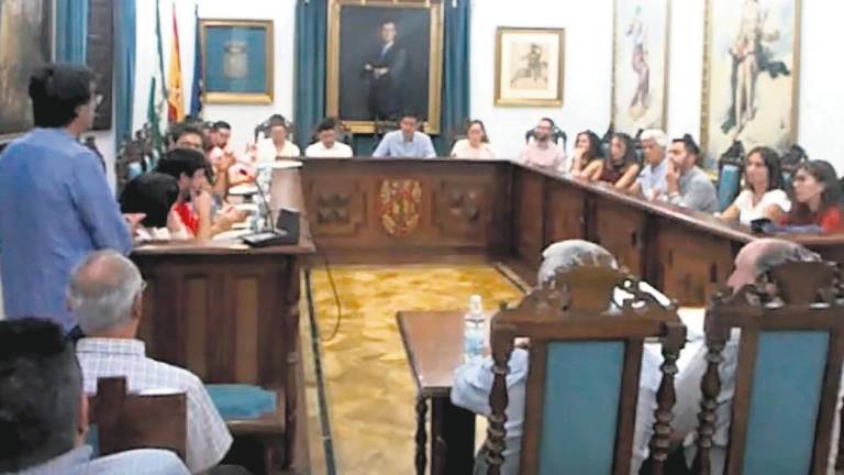 Políticos copan el primer turno del público tras un pleno local